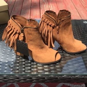 NWT DV Open-toe Booties. Size 7. Faux suede